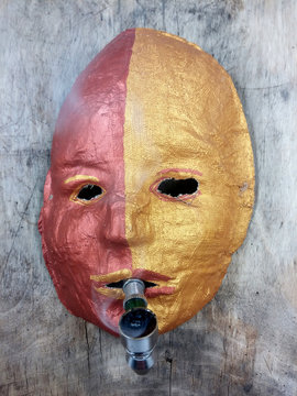 Maske mit Pfeife