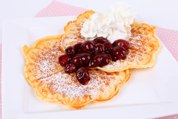 Waffeln mit Kirschen und Sahne