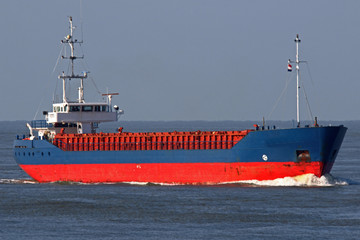 kleines Frachtschiff