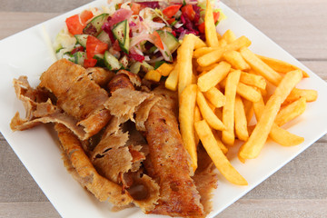 Döner mit Pommes und Salat