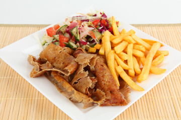 Döner mit Pommes und Salat