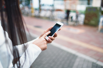 スマートフォンを使う女性