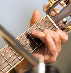 hand man playing the guitar
