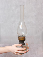 Керосиновая лампа в руках