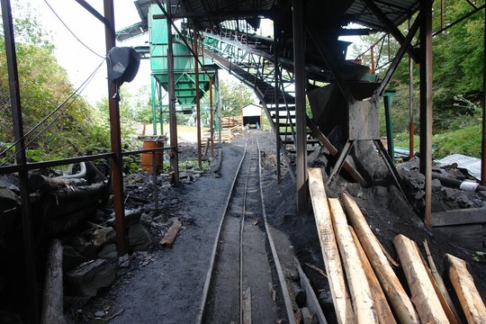 Zona de maniobras y carga de tolvas de una mina asturiana cerradaaya en la actualidad