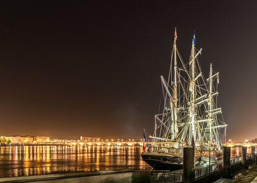 Voilier ancien Le Belem &agrave; quai et Pont de Pierre &agrave; Bordeaux