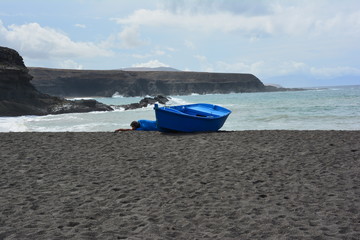 sieste d'un pêcheur sur une plage de Fuerteventura