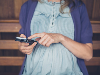 Obraz na płótnie Canvas Pregnant woman with smartphone