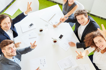 Start-Up Team zeigt Victory Zeichen