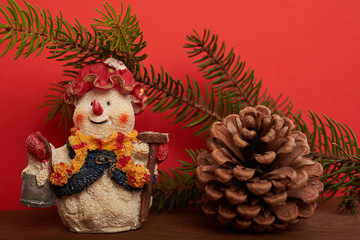 Obraz premium Christmas background Snowman, cones and green tree