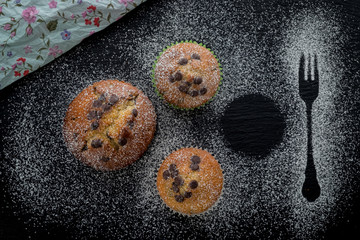 Obraz na płótnie Canvas Muffins auf Schieferplatte