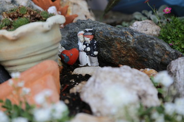 Stillleben mit Steinen, Pflanzen und Figuren