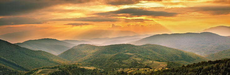 Het kleurrijke panorama van de bergzonsondergang. Alpentafereel in de herfst