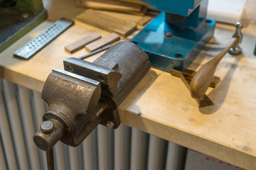 Workbench / Workbench of a ringmaker with vice and tools 