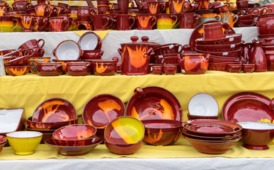 pottery / Market stand with red pottery