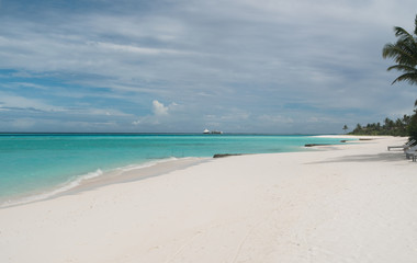Playa de arena blanca y mar turquesa
 en Islas Maldivas