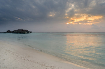 Playa de arena blanca en Islas Maldivas, Océano índico