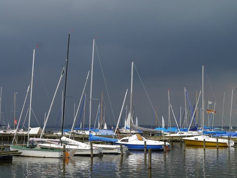 Seegelboote liegen im Hafen
