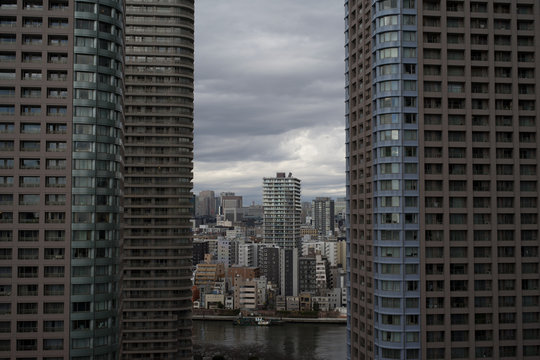 東京摩天楼　暗雲