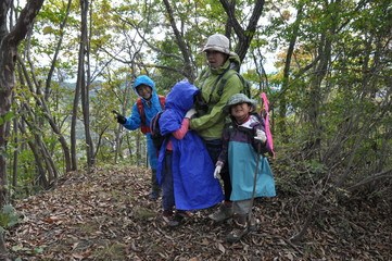山歩きを楽しむ家族　母子　家族　親子　遠足　雨具
