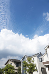 住宅　分譲住宅街　イメージ　快晴　青空　白い入道雲　夏