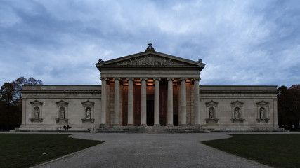 Fototapeta premium Königsplatz München Panorama HD hochauflösend sehenswürdigkeit blaue STunde abend abends nacht