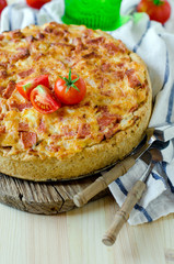 Quiche with bacon, tomatoes and cheese