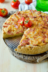 Quiche with bacon, tomatoes and cheese