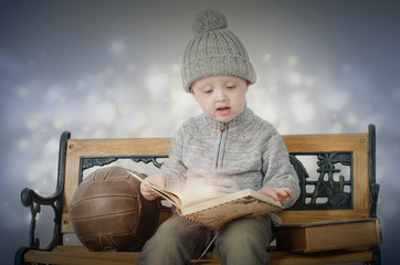 Kind mit magischem Buch