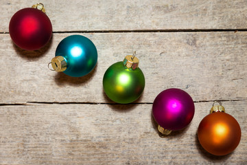 Viele bunte Weihnachtskugeln