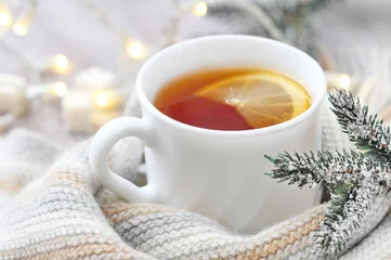 Photo sur Plexiglas Theé Tasse de thé chaud au citron et écharpe en laine