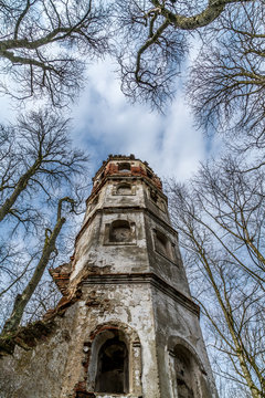 Turm der Kirchenruine Sankt Georg bei Aichach nahe Augsburg als Lost Place
