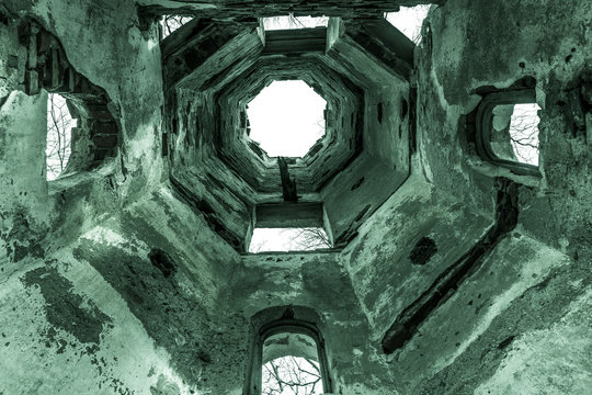 Inneres der Turmruine Sankt Georg bei Aichach in mystischem Licht