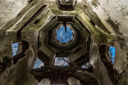 Kirchenruine Sankt Georg bei Aichach nahe Augsburg gesehen von innen