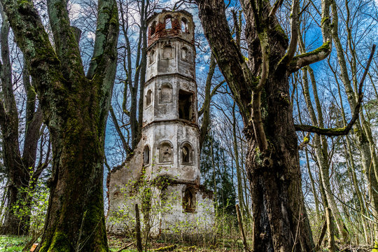 Alte Turmruine im Wald - Sankt Georg Kirche bei Aichach nahe Augsburg