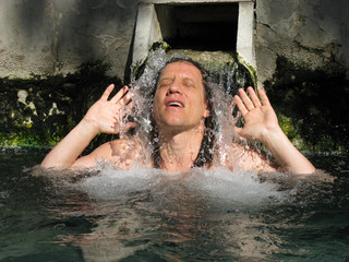 Fototapeta na wymiar Мужчина 40 лет в минеральном спа-источнике, в бассейне
