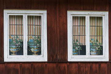 Alte Schwedische Fassade mit Fenstern