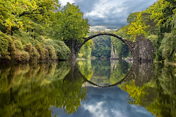 Fototapeta na wymiar autumn in the park Kromlau, rhododendrons valley, Devil's bridge