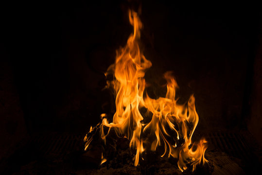 fiamme di fuoco su fondo nero