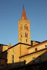 Fototapeta na wymiar Campanile de la basilique San Domenico à Bologne, Italie