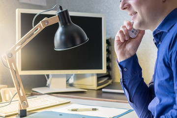 Kontakt zu Geschäftspartnern per Telefon halten