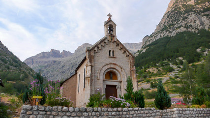 Fototapeta na wymiar small mountain chapel in a village in the French Alps