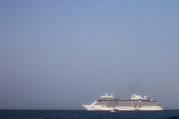 Obraz na płótnie Canvas Large cruise ship