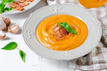 Puree soup with pumpkin, bell pepper and bacon