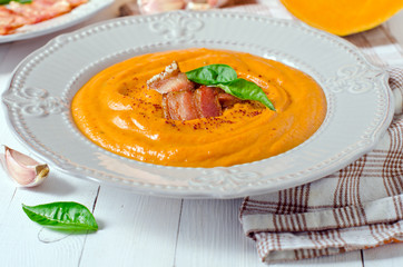 Puree soup with pumpkin, bell pepper and bacon