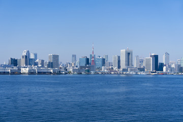 Fototapeta na wymiar 東京都市風景　東京タワーと高層ビル群　快晴青空と海　シンプル背景　汎用　コピースペース