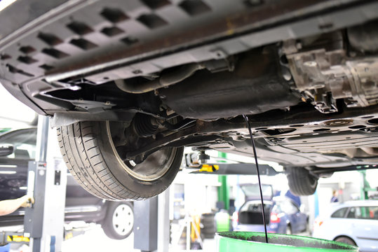 ablassen von altem Motor&ouml;l - &Ouml;lwechselm am auto in einer Werkstatt