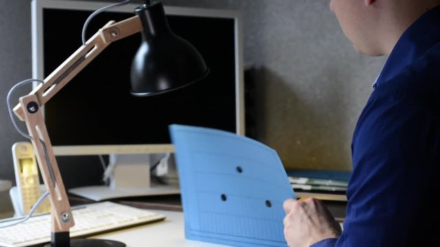 Mann arbeitet im eigenen Homeoffice am Schreibtisch