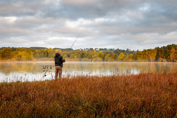 Pêcheur au bord d'un étang  © scpictures