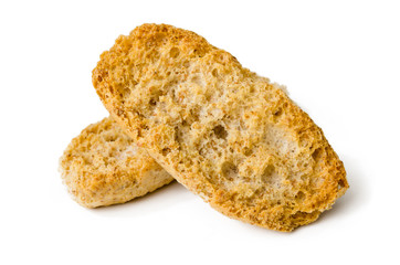 Crostini di pane su fondo bianco